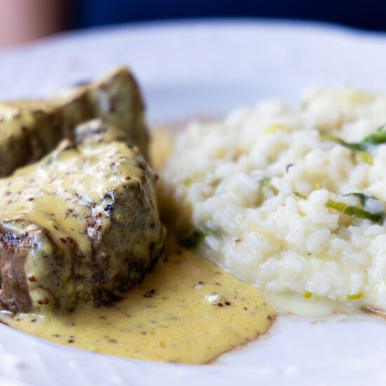 Risoto de Alho-poró com Filé ao Molho de Mostarda